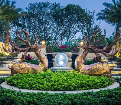 公園廣場花壇中的大型不銹鋼兩只梅花鹿雕塑