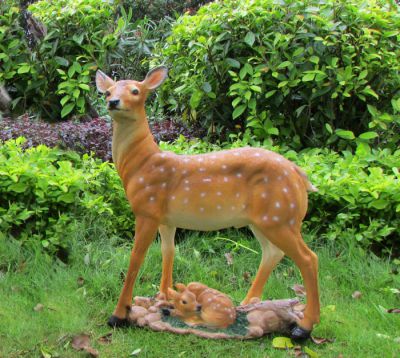 公園玻璃鋼彩繪護著小鹿的鹿雕塑