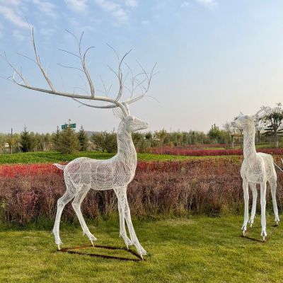 戶外公園大型不銹鋼發(fā)光照明鏤空梅花鹿雕塑