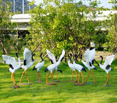 公園草坪玻璃鋼彩繪一群仙鶴雕塑