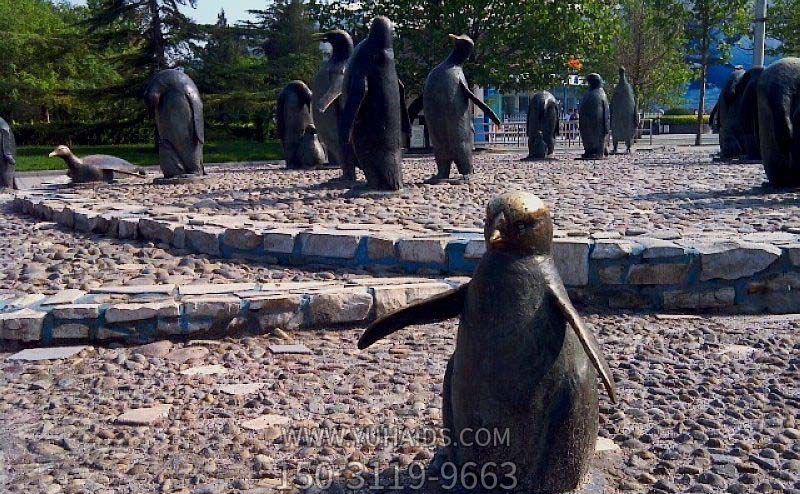 公園景區玻璃鋼石頭路上的企鵝雕塑