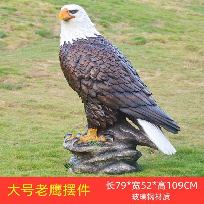 動物園一只孤獨的樹脂老鷹雕塑