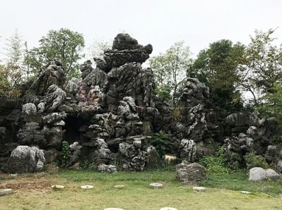 動物園猴子景區擺放靈璧石假山雕塑