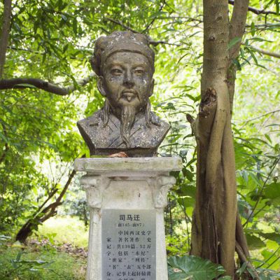 學院操場擺放古代歷史之父司馬遷頭像銅雕