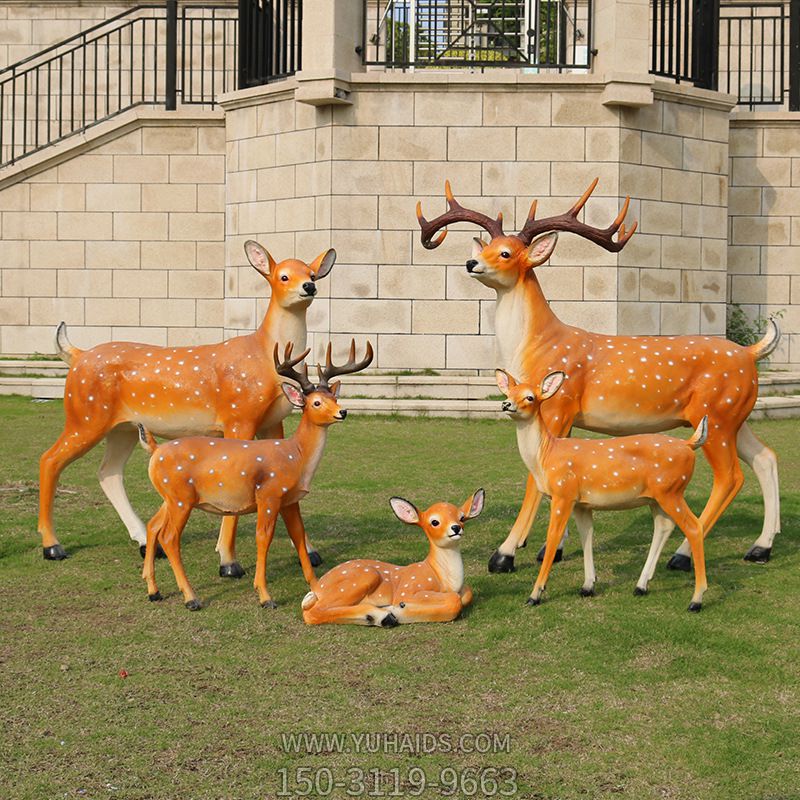 公園景區玻璃鋼彩繪一家五口鹿雕塑