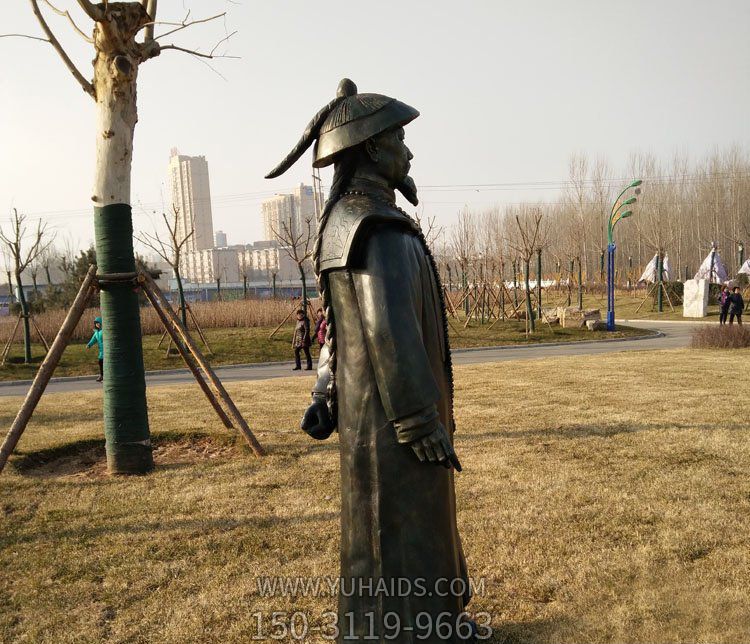 公園廣場(chǎng)草坪擺放站立鑄銅愛(ài)國(guó)人物林則徐銅雕塑