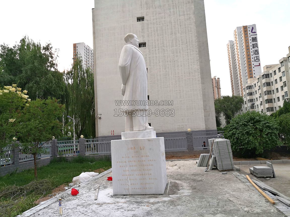 青海石油博物館，漢白玉毛主席石雕像，側(cè)視效果